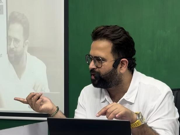 CA Rohit Sethi providing expert mentorship to students